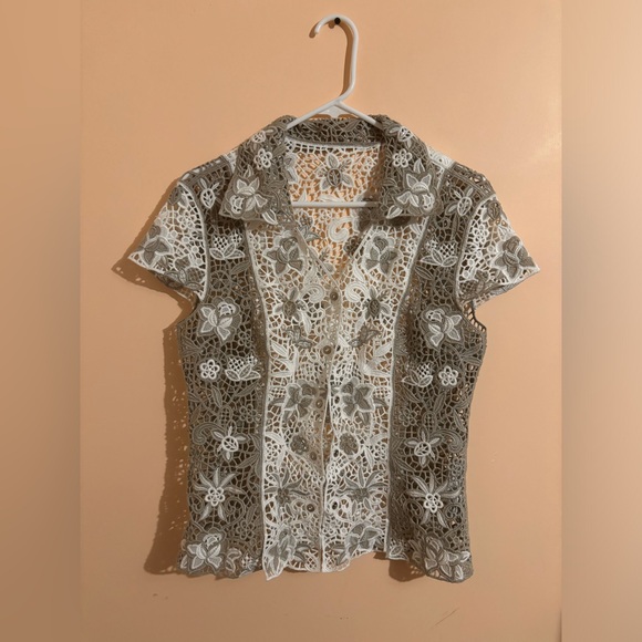 VINTAGE BUTTON-DOWN 🤍🥹 - Picture 1 of 4